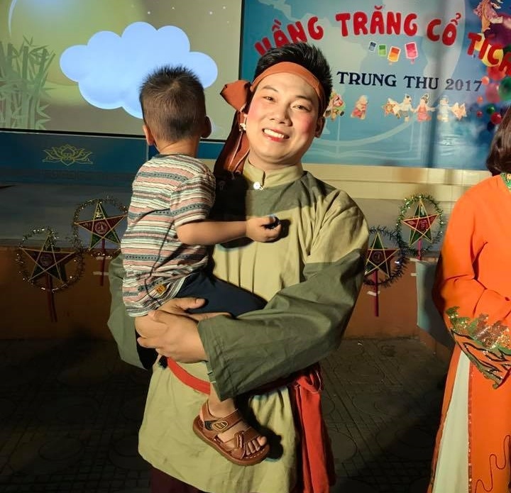 thầy giáo múa đàn gà con trong lớp ảnh 2 thay giao mua dan ga con trong lop anh 2