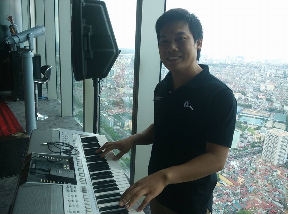 thầy giáo múa đàn gà con trong lớp ảnh 3 thay giao mua dan ga con trong lop anh 3