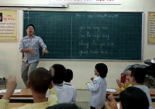 Thay giao vo tu mua 'Dan ga con' cho hoc sinh de thuoc bai hinh anh