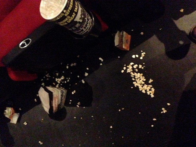 đôi tình nhân gác chân lên rạp chiếu phim ảnh 2 doi tinh nhan gac chan len rap chieu phim anh 2