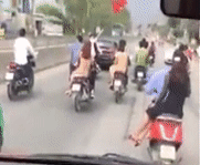 Doan ruoc dau gay buc xuc khi di dan hang khong cho xe khac vuot len hinh anh