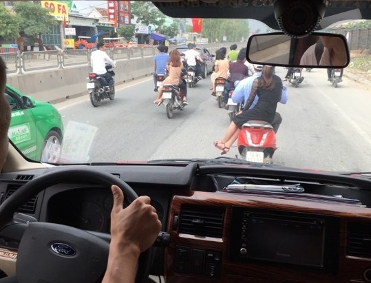 Doan ruoc dau ngang nhien dan hang ngang tren duong hinh anh