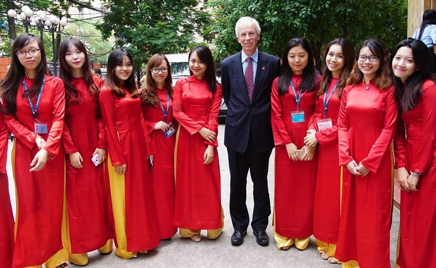 Cau lac bo Le tan Ngoai giao anh 5