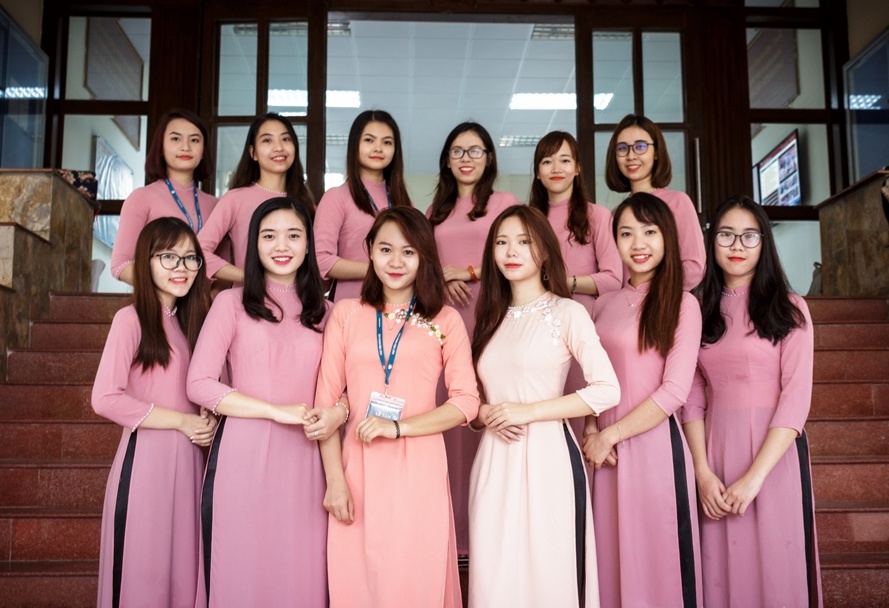 Cau lac bo Le tan Ngoai giao anh 6