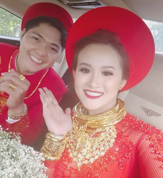 cô dâu đeo vàng trĩu cổ trong ngày cưới ảnh 4 co dau deo vang triu co trong ngay cuoi anh 4