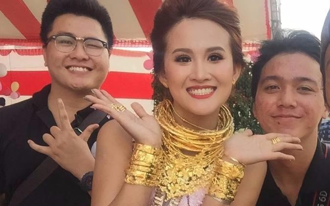 Co dau Dong Nai deo vang kin co, moi ca si Cam Ly hat trong dam cuoi hinh anh