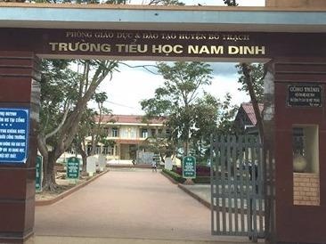 Dieu chuyen nu hieu truong bi ky luat lam thu hinh anh