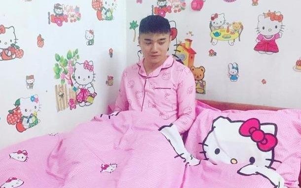 Nam sinh duoc menh danh 'Hong cong chua' vi qua thich Hello Kitty hinh anh