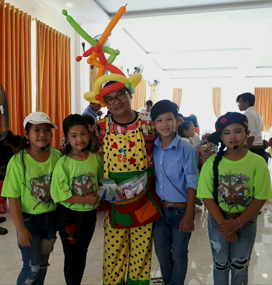 cau be lac trong bang tay dieu nghe trong quan an anh 2