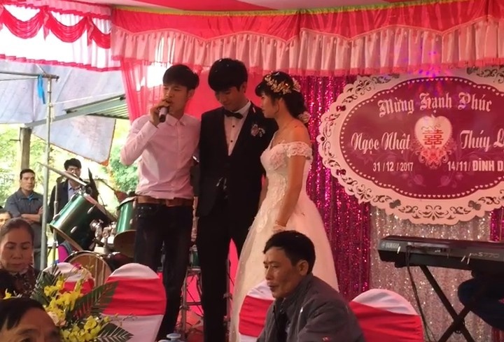 chàng trai hát trong đám cưới người yêu cũ ảnh 1 chang trai hat trong dam cuoi nguoi yeu cu anh 1