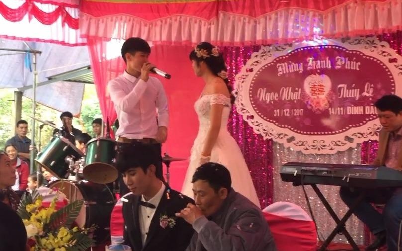 Su that ve clip chang trai hat trong dam cuoi nguoi yeu cu hinh anh