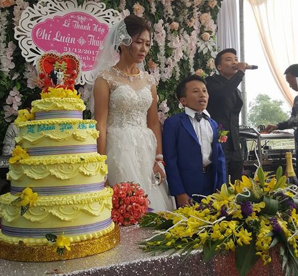 Co dau chu re hanh phuc trong ngay cuoi hinh anh