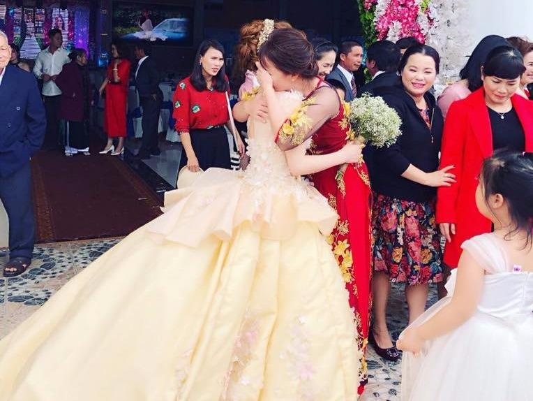 Co dau om bo me khoc nuc no trong dam cuoi hinh anh