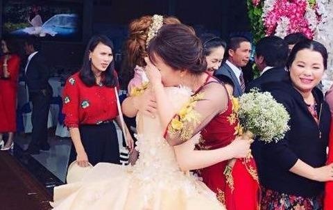 Co dau Dak Lak om cha me khoc nuc no khi tam biet ve nha chong hinh anh