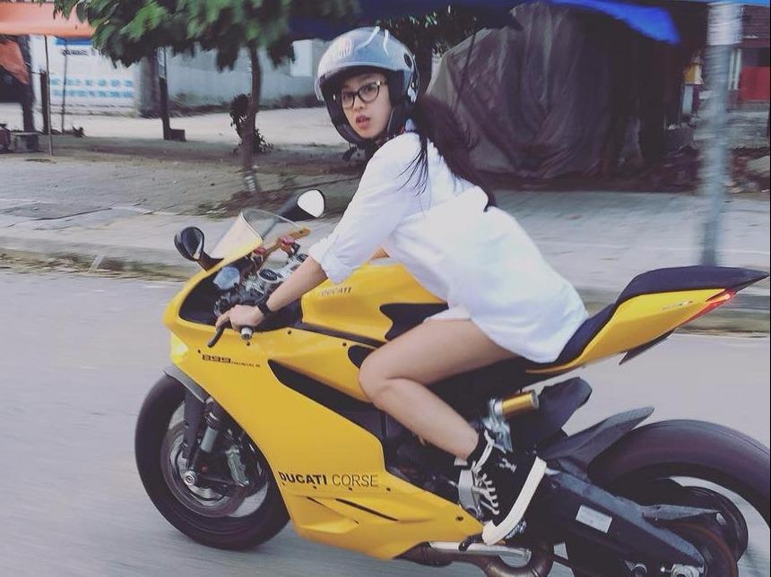 Co gai xinh dep lai xe phan khoi lon 'gay bao' mang la ai? hinh anh