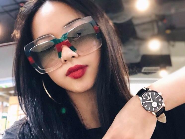 Chau Bui khoe guong mat khong goc chet hinh anh