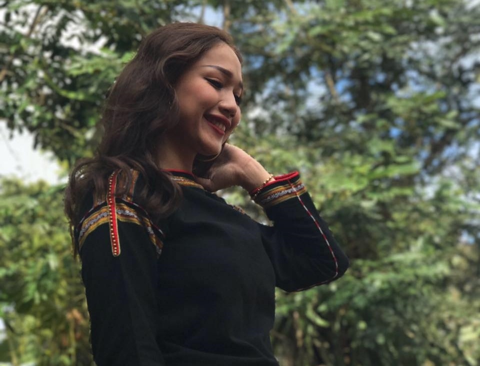 nhan sac nhom thieu nu E De anh 3