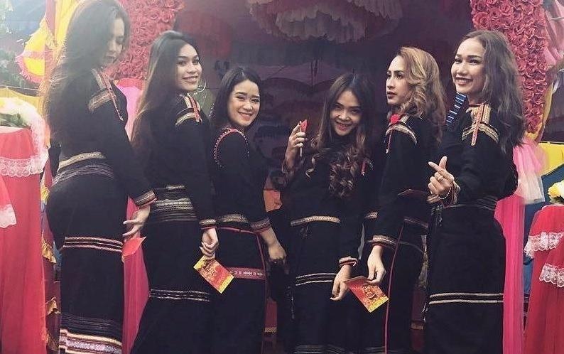 Nhom thieu nu E De xinh nhu hot girl cung chup anh trong dam cuoi hinh anh