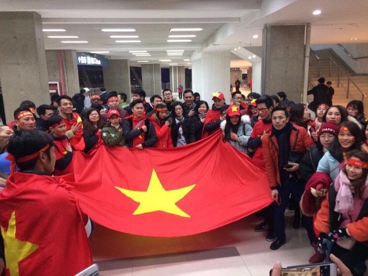 Co dong vien Viet Nam tai Trung Quoc an mung chien thang hinh anh