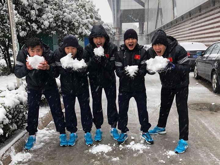 Cac cau thu U23 vui dua trong tuyet tai Trung Quoc hinh anh