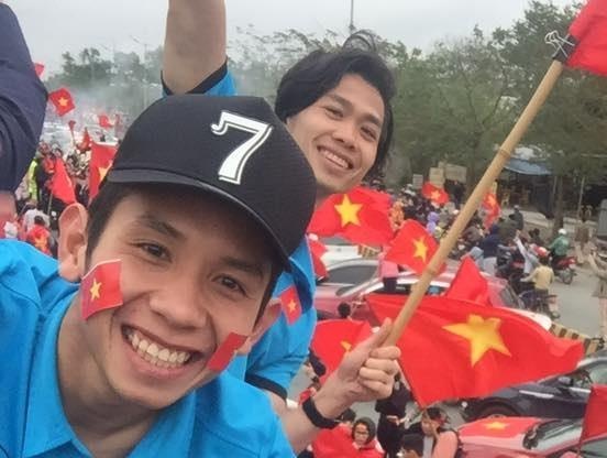 Cong Phuong, Duy Manh cung U23 Viet Nam lien tuc check-in Facebook hinh anh