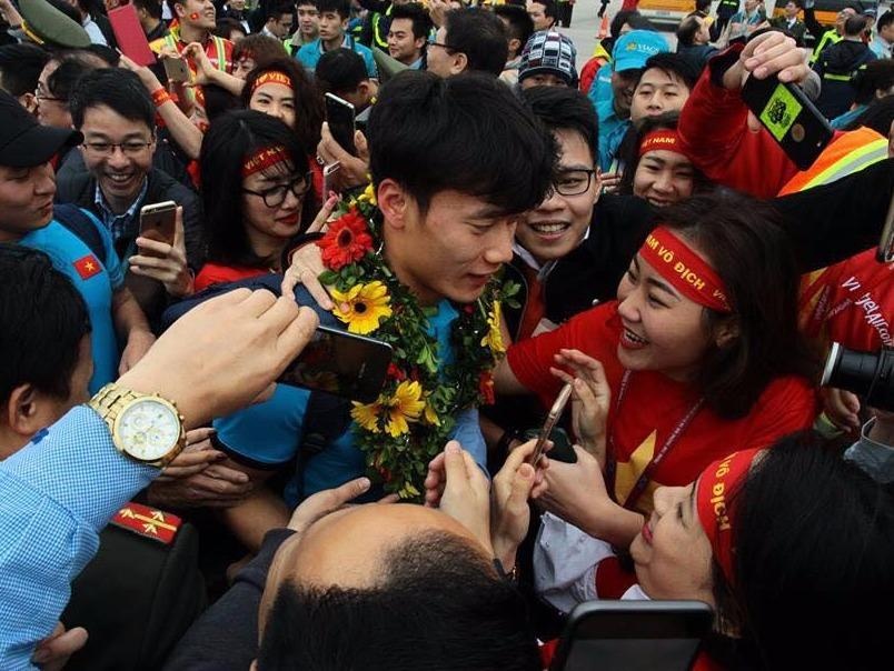 Nguoi nguoi chao don U23 Viet Nam hinh anh