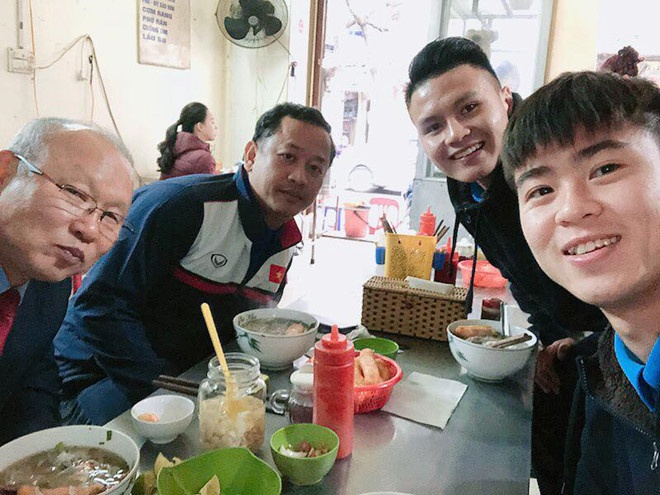 Duy Mạnh lý giải hành động cắm cờ trên tuyết ảnh 2 Duy Manh ly giai hanh dong cam co tren tuyet anh 2