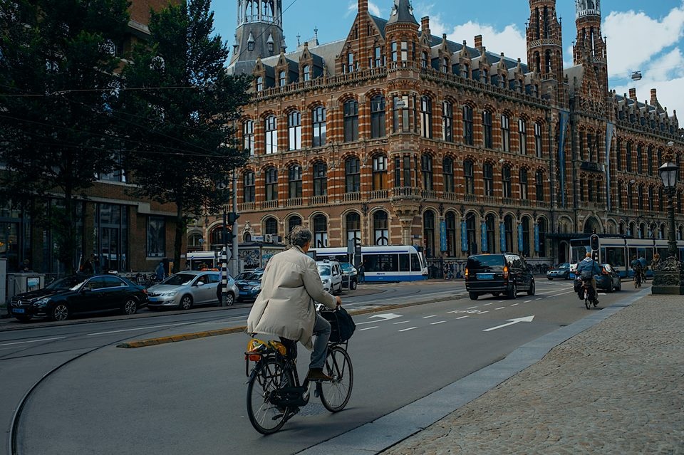 Chau Au co kinh trong mat chang trai tre 9X anh 4