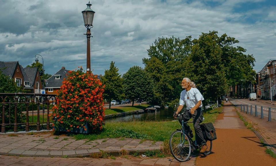 Chau Au co kinh trong mat chang trai tre 9X anh 3