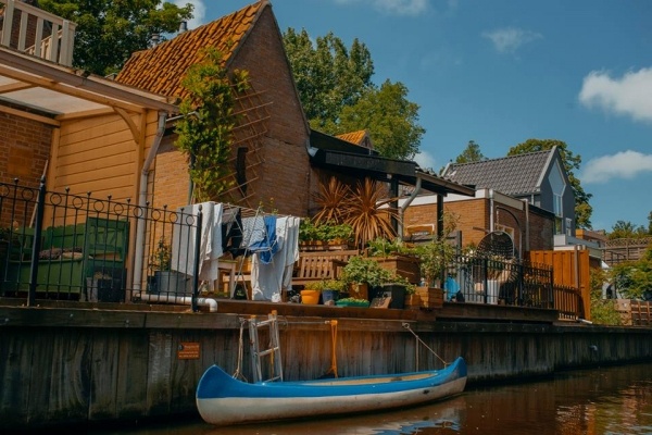 Chau Au co kinh trong mat chang trai tre 9X anh 1