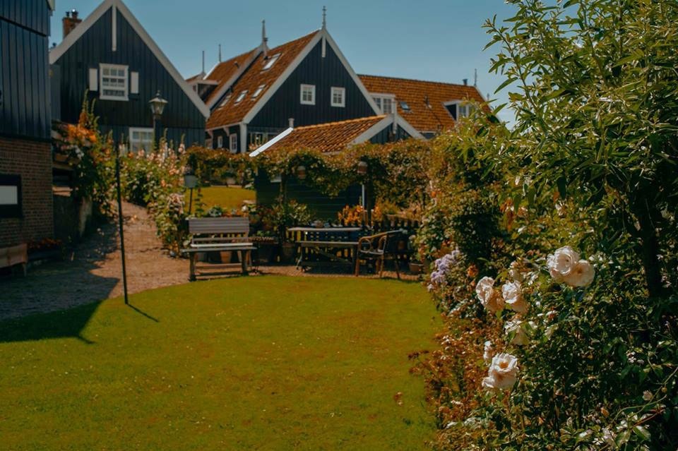 Chau Au co kinh trong mat chang trai tre 9X anh 7