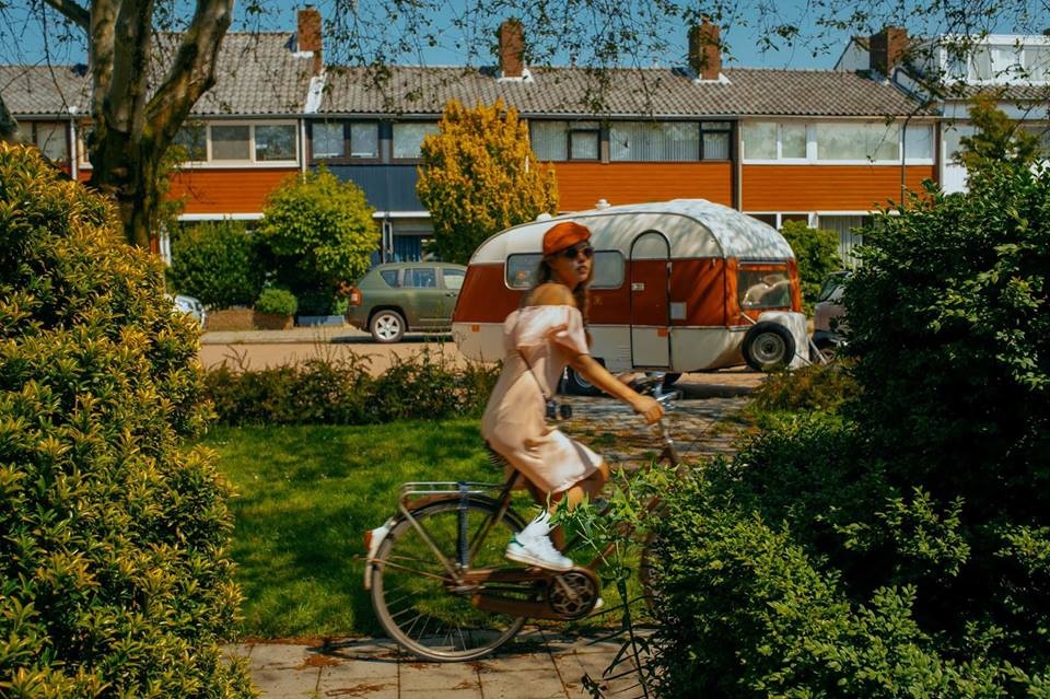 Chau Au co kinh trong mat chang trai tre 9X anh 6