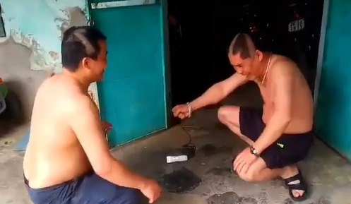 Hai nguoi dan ong choi tro oan tu ti boi nho noi hinh anh