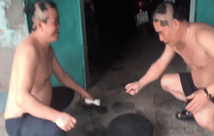 Doi ban trung nien choi oan tu ti cao toc, boi nho noi nhu tre con hinh anh