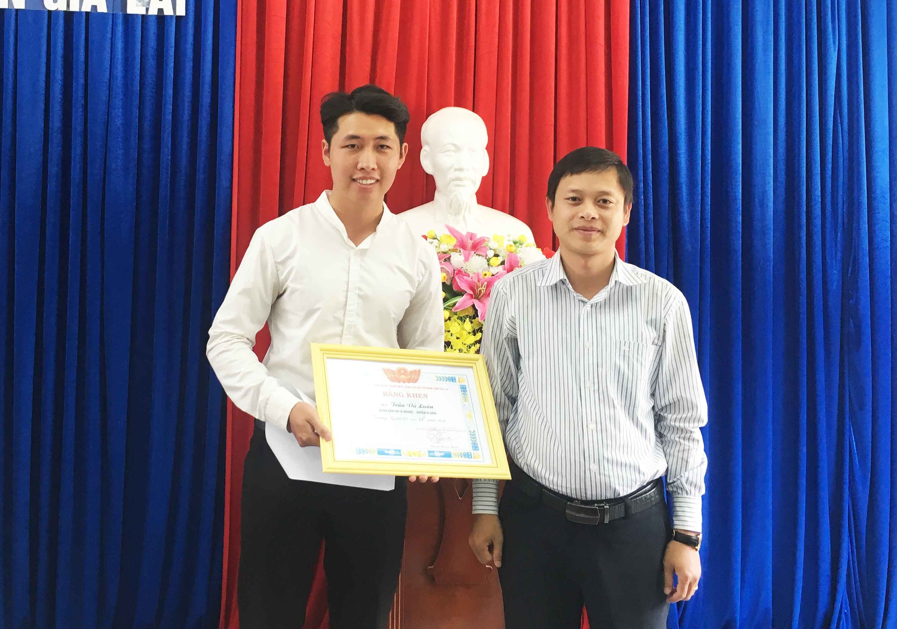 Khen thuong giao vien tra lai 88 trieu dong cho nguoi danh roi hinh anh