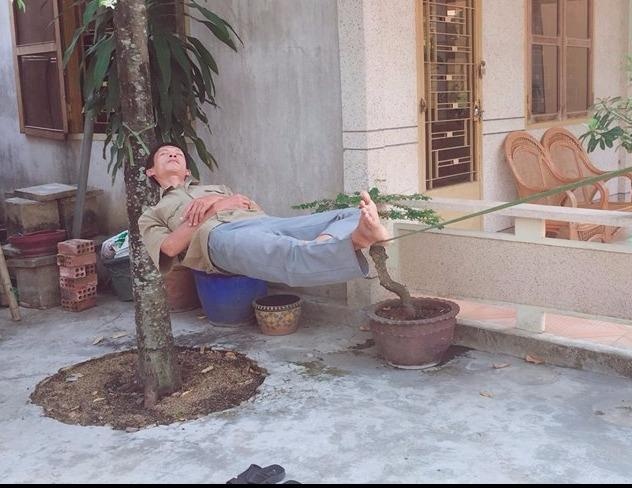 Nguoi dan ong nam ngu tren day hinh anh