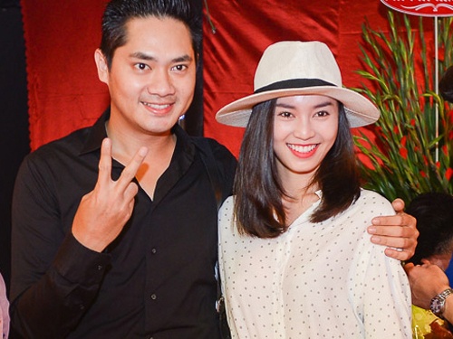 Minh Luan khoac vai Lan Ngoc khi di gio To san khau hinh anh