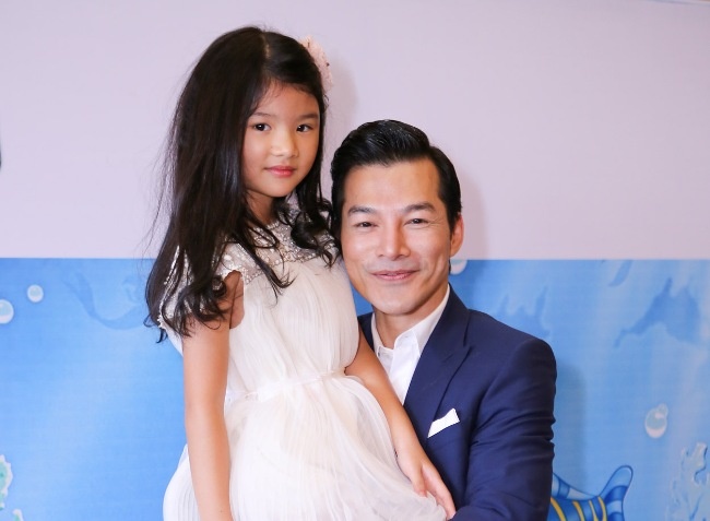 Tran Bao Son dua be Bao Tien di xem nhac kich hinh anh