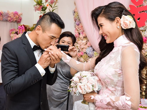 Luong The Thanh hon tay Thuy Diem trong le dinh hon hinh anh