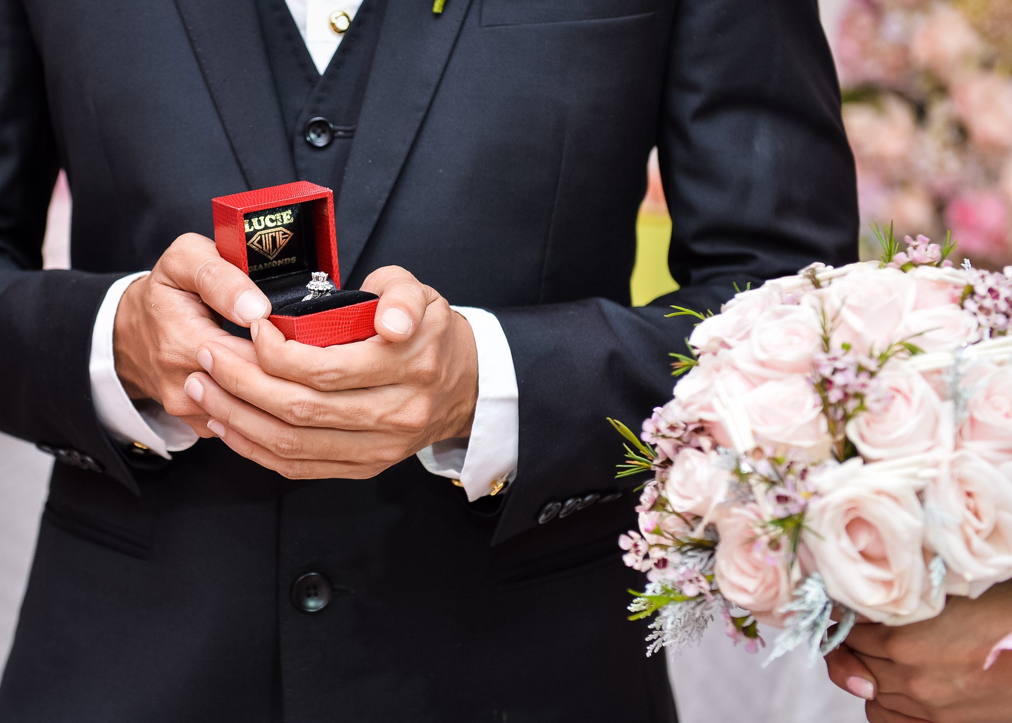 Lương Thế Thành chuẩn bị nhẫn đính hôn cho vợ. Anh tự nhận mình không phải là người lãng mạn nên thường bị vợ phàn nàn.