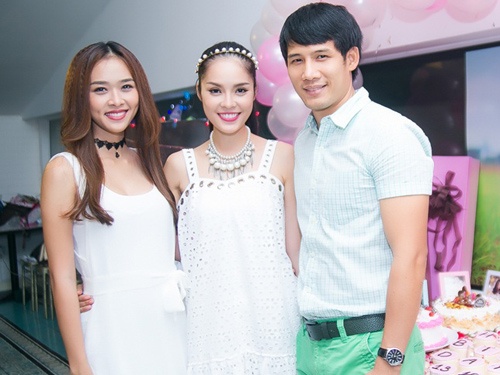 Diep Bao Ngoc den chuc mung sinh nhat Duong Cam Lynh hinh anh