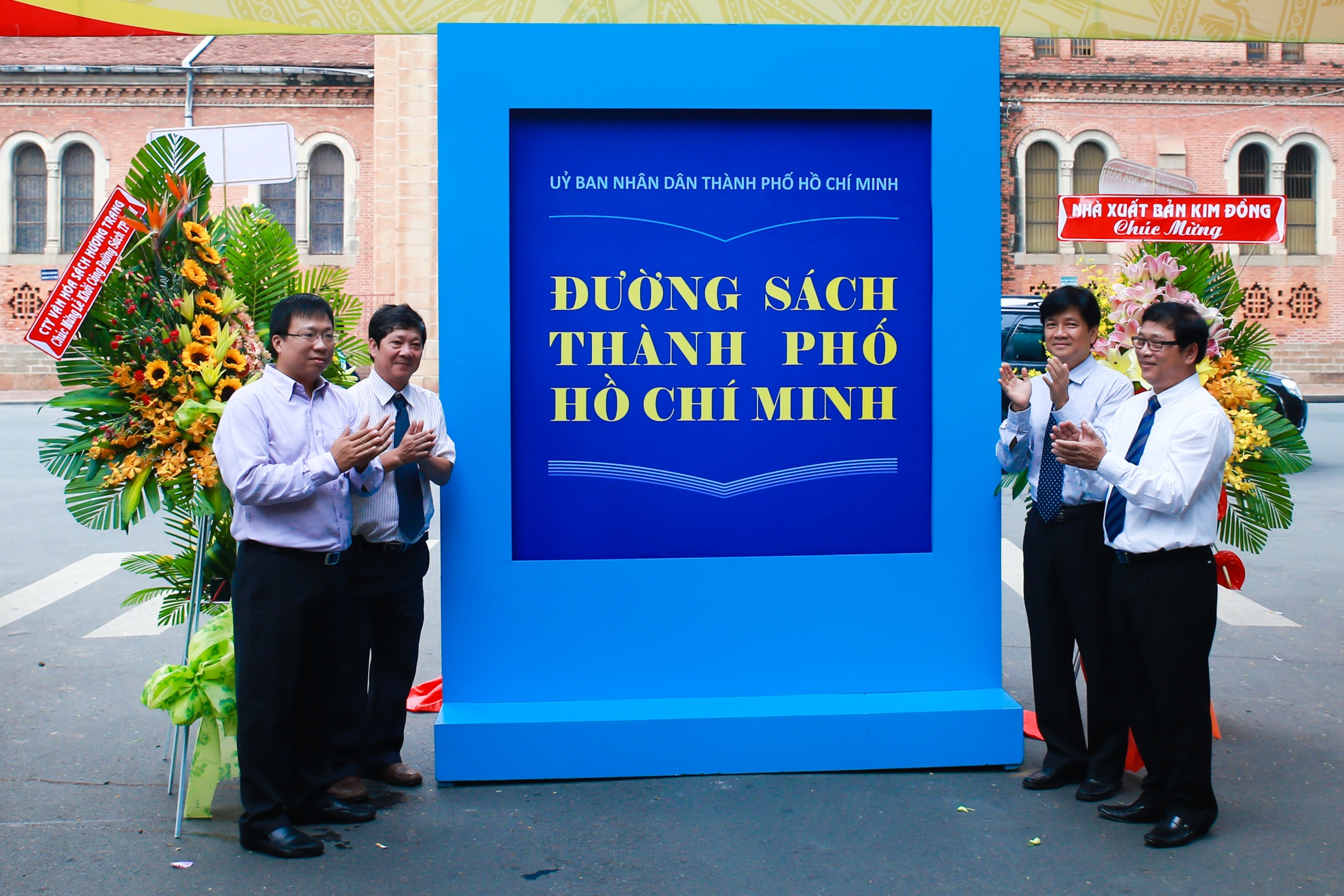 Khoi cong duong sach TP HCM hinh anh