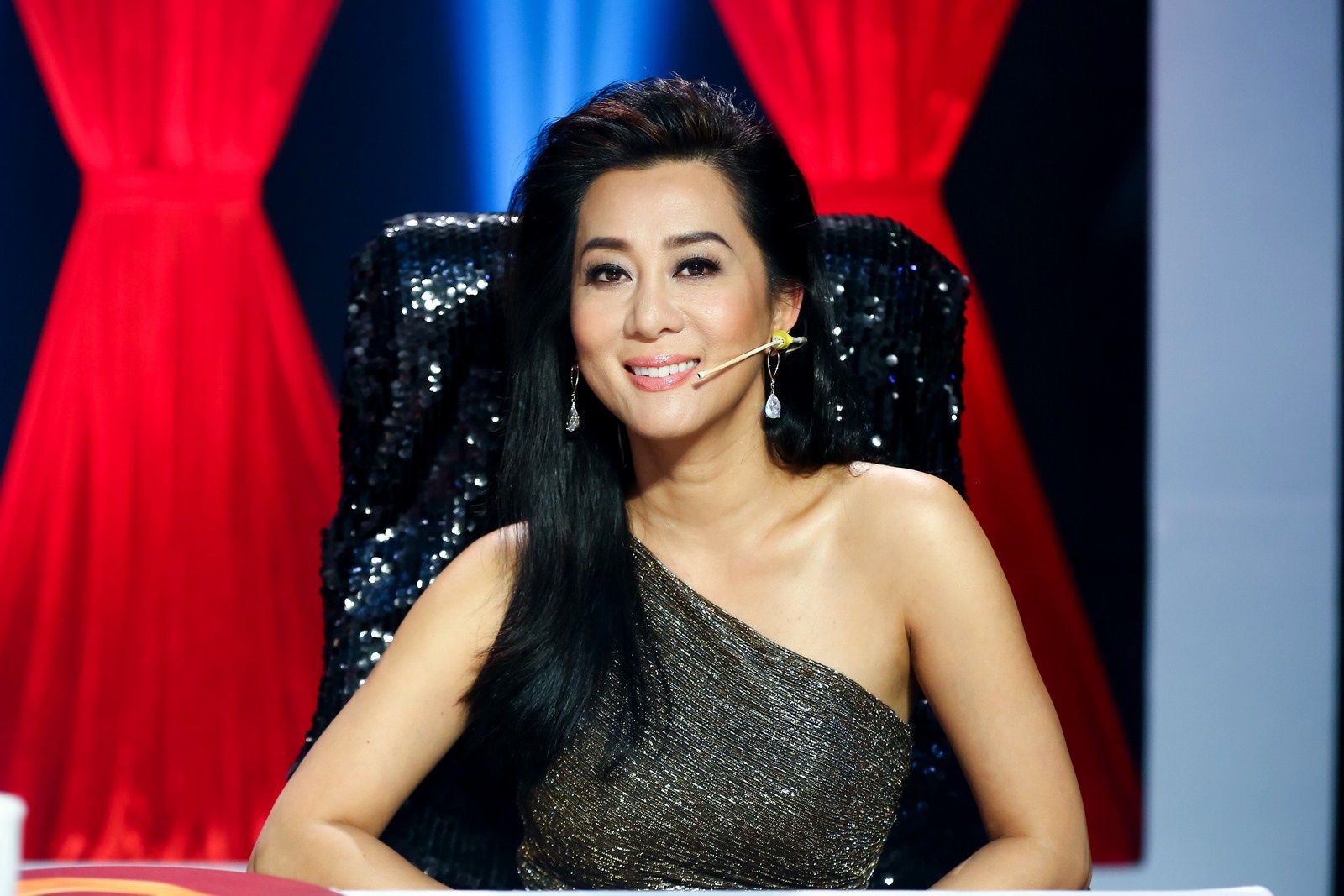 Ky Duyen lam giam khao chuong trinh Cuoi xuyen Viet hinh anh