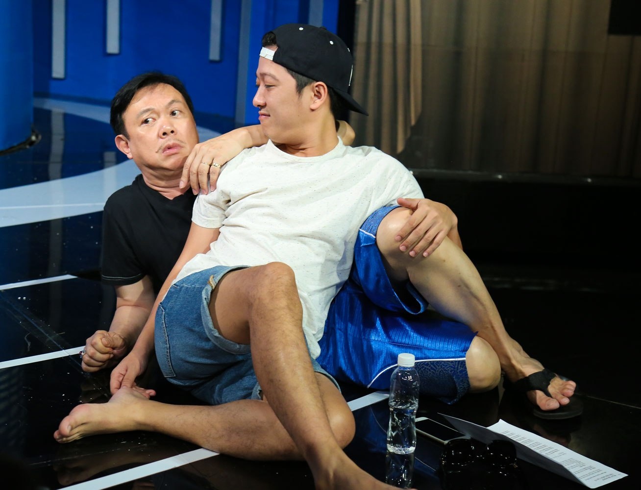 Truong Giang nga vao long Chi Tai trong buoi tap hinh anh