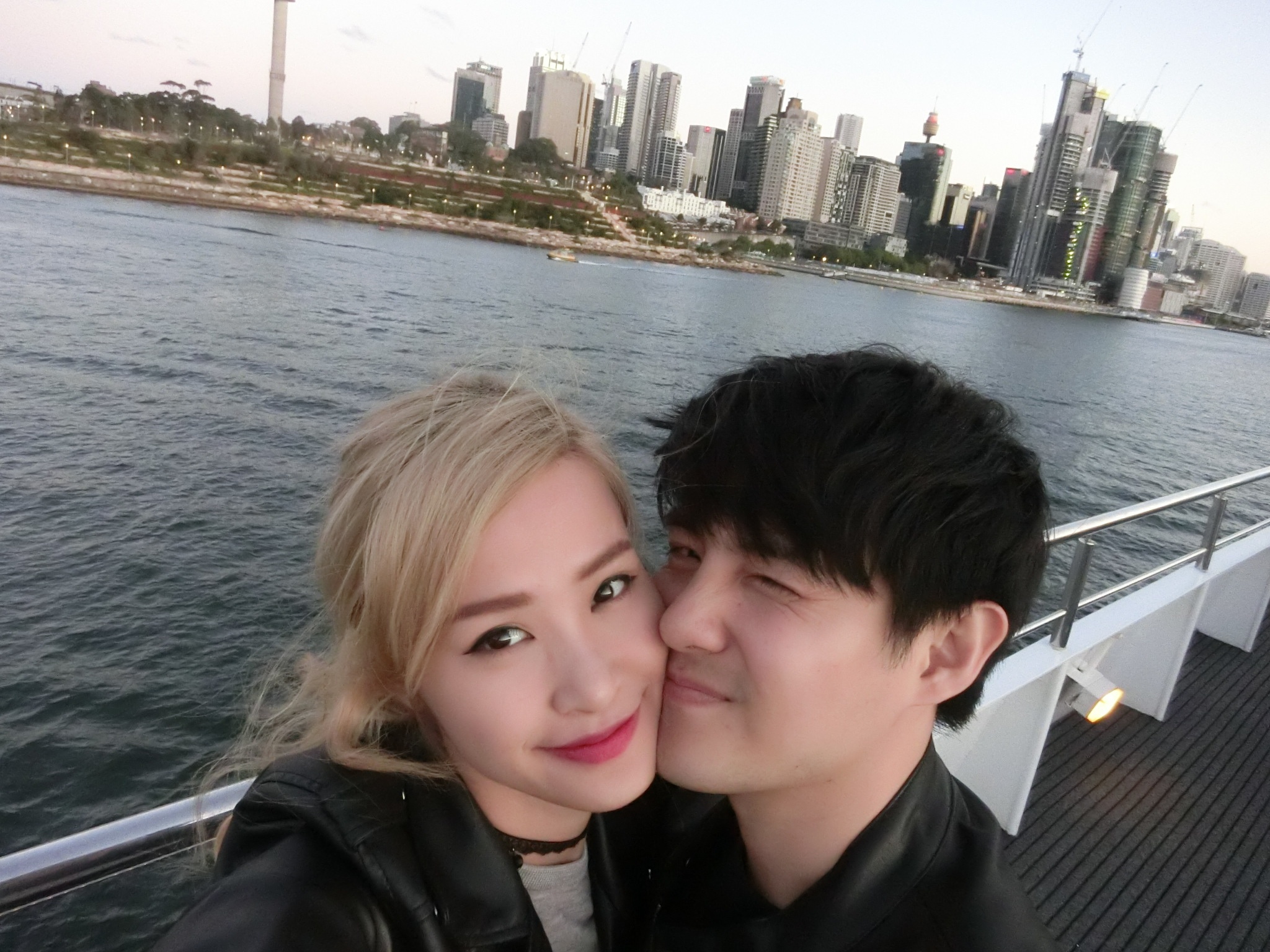 Dong Nhi - Ong Cao Thang tinh cam o Australia hinh anh