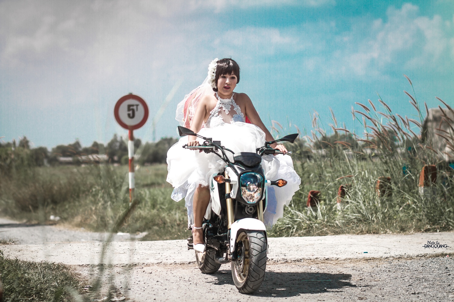 Thuy Nga mac ao cuoi lai moto hinh anh