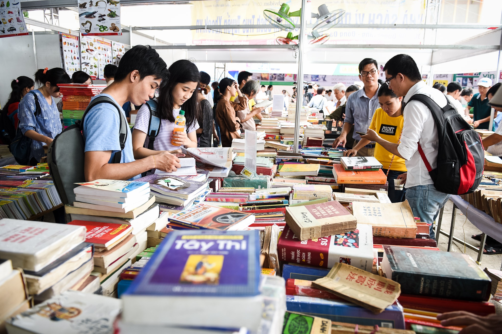 Tim sach quy trong Hoi sach cu TP HCM 2015 hinh anh