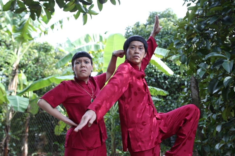 Hoai Linh dien ao doi voi Viet Huong trong phim moi hinh anh