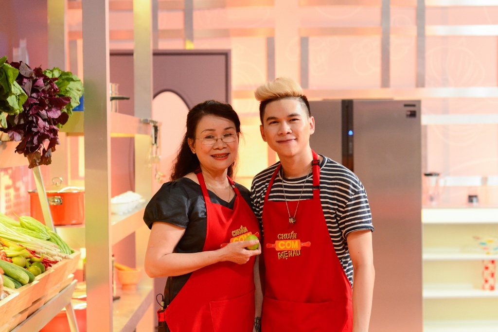 Hoang Ton lung tung nau bun bo hinh anh