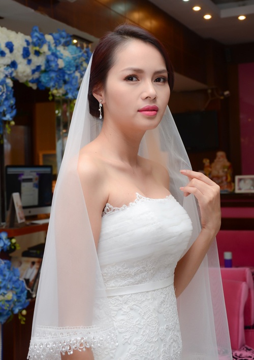 Nữ diễn viên hai lần mặc váy cô dâu hụt.